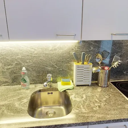 2 Zimmerwohnung - Zentral - 65“ Tv - Arbeitsplatz * Chur