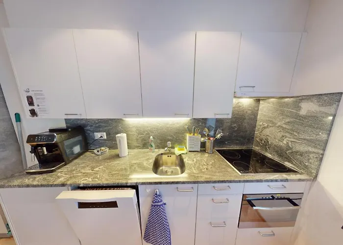 2 Zimmerwohnung - Zentral - 65“ Tv - Arbeitsplatz * Coire