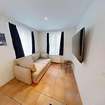 2 Zimmerwohnung - Zentral - 65“ Tv - Arbeitsplatz Coira