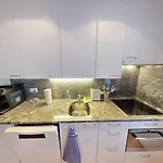 2 Zimmerwohnung - Zentral - 65“ Tv - Arbeitsplatz * Coira