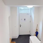 2 Zimmerwohnung - Zentral - 65“ Tv - Arbeitsplatz *