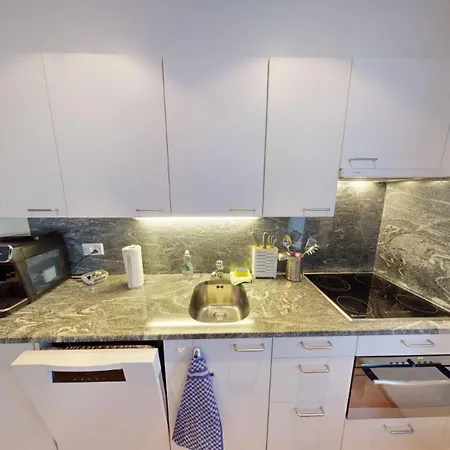 2 Zimmerwohnung - Zentral - 65“ Tv - Arbeitsplatz * Chur