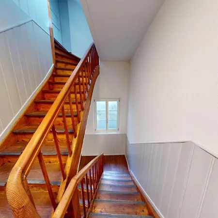 2 Zimmerwohnung - Zentral - 65“ Tv - Arbeitsplatz דירה