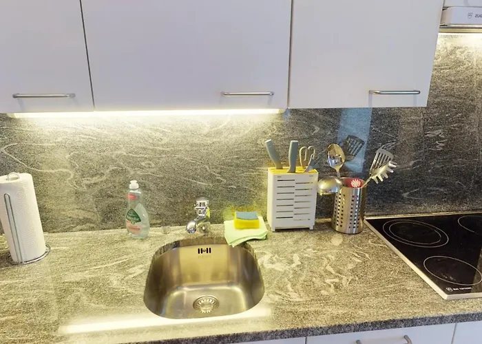 2 Zimmerwohnung - Zentral - 65“ Tv - Arbeitsplatz * כור