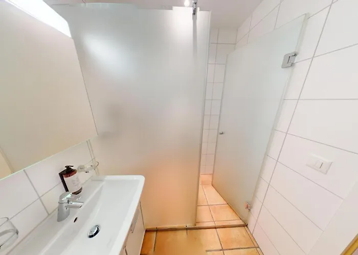 2 Zimmerwohnung - Zentral - 65“ Tv - Arbeitsplatz * כור