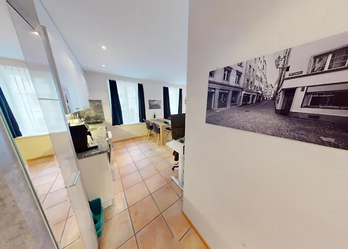 2 Zimmerwohnung - Zentral - 65“ Tv - Arbeitsplatz כור